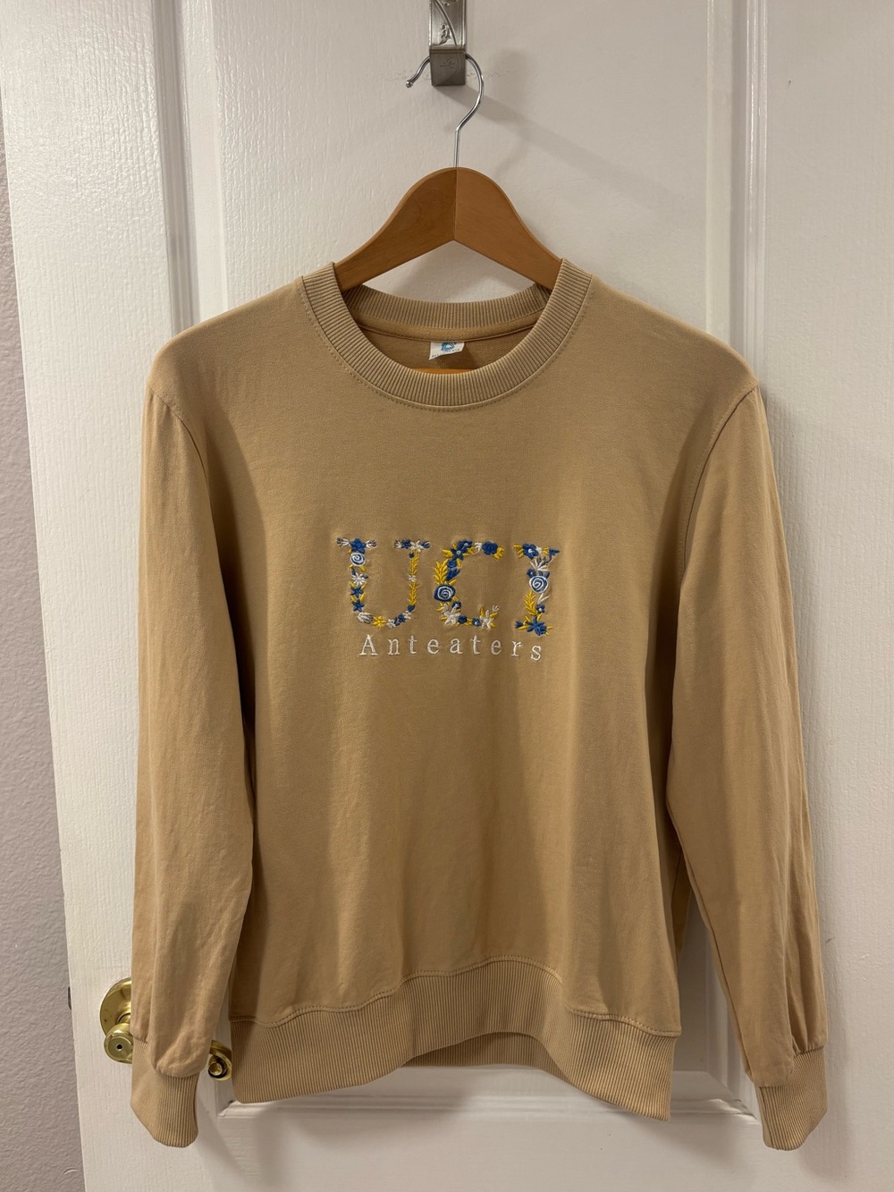 UCI Irvine Anteaters Floral Embroidered Beige Crewneck College Sweatshirt S